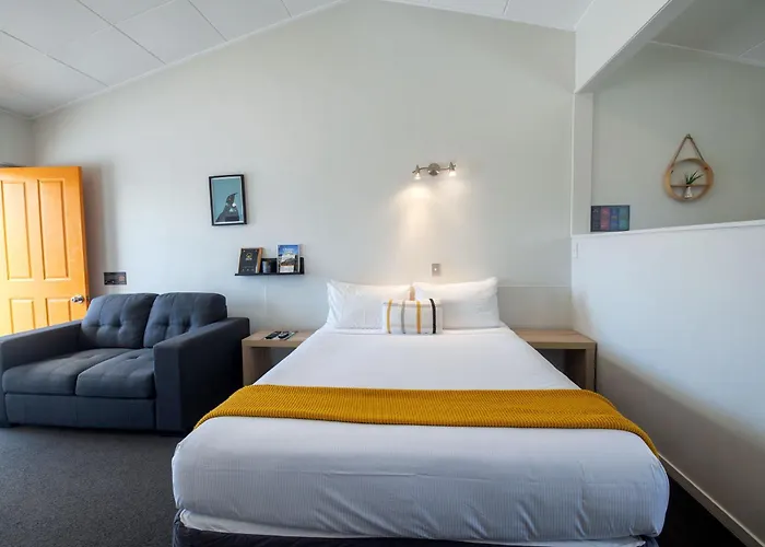 Aura Motel 4*