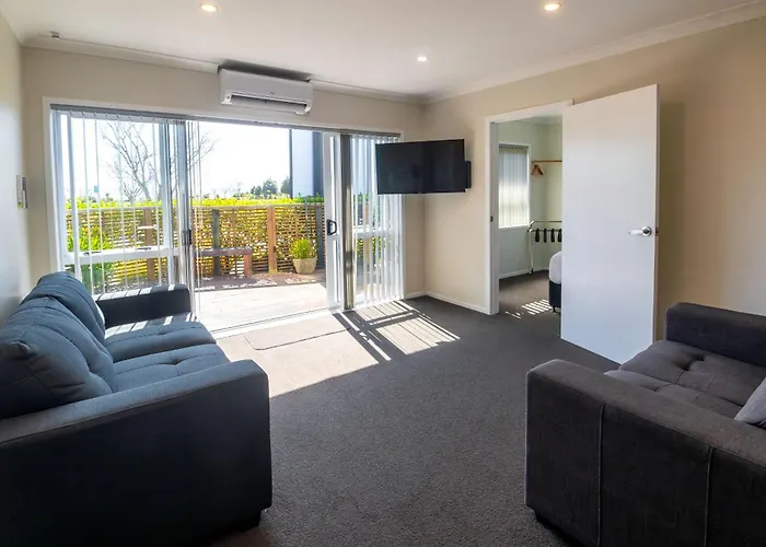 Aura Motel 4*